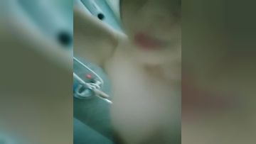 長得有點撂的紋身主播，約上女友和表妹酒店裡面，展現粉穴，互相玩耍