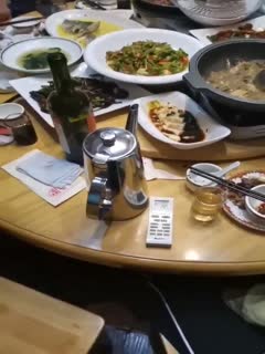 我和你一樣，想知道這飯店在哪裡,吃飽飯還有特殊服務，打飛機對面的少婦脫光光舔雞巴，短短時間刺激無線！