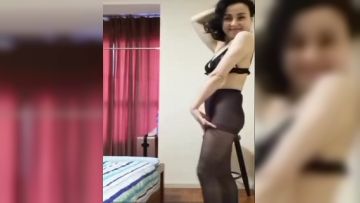 快手 美味熟女 ·薩琳娜 ♈· 拿著一根削好的黃瓜插進黑森林，爽又噴，白漿尿液 銷魂的背影 贊！(2)