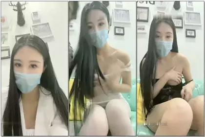 【萝莉深喉】两萝莉妹子粉嫩肥逼4P啪啪跳蛋假屌玩弄抽插，双女口交上位快速抽插出白浆