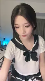 外表文靜美少女！黑白絲襪情趣裝！自摸騷穴，假吊按摩器雙管齊下，爽的嬌喘連連，雙指插入猛扣，表情享受
