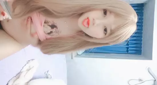 娃娃音超清純02年金髮蘿莉萌妹 ，撩起衣服揉捏奶子 ，振動棒特寫抽插粉穴 ，超級嫩進進出出 ，高潮搞得小穴很溼