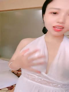 氣質超棒酒窩美女！性感白色短裙！笑起來甜美，坐馬桶上尿尿