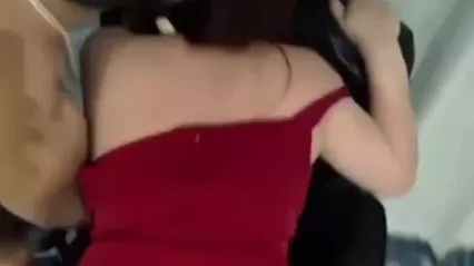 漂亮黑絲淫妻 舌頭伸出來親一下 要不要我操 要要 對不起老公謝謝他操我 騷貨抓著綠帽老公的雞雞被健壯單男操的淫叫不停