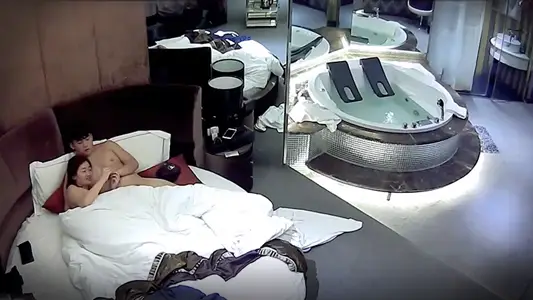 【酒店監控】平時玩點健身的小夥約會漂亮小女友急不可耐J8早就硬梆梆了脫衣就肏美女嗲叫聲銷魂男的不停說太爽了連幹4炮非常激情