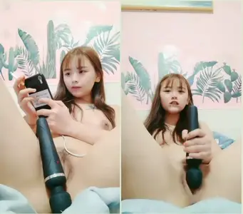 嬌小身材蘿莉萌妹子大黑牛自慰，近距離特寫震動頭部插入呻吟嬌喘，很是誘惑喜歡不要錯過.