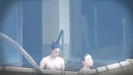 【真實偸拍】戶外溫泉脫得精光的年輕妹子們泡澡有幾個妹子的身材太極品了