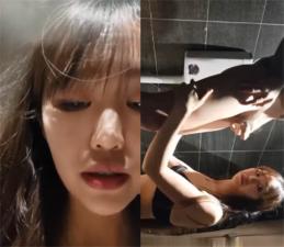 長髮美女雪兒粉和男粉絲在網吧廁所約啪，爽到高潮但不敢叫出.