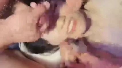 露臉激情5P被4個男人玩弄,三個大雞巴瘋狂朝臉上擼,草著騷穴玩著奶吃著雞巴