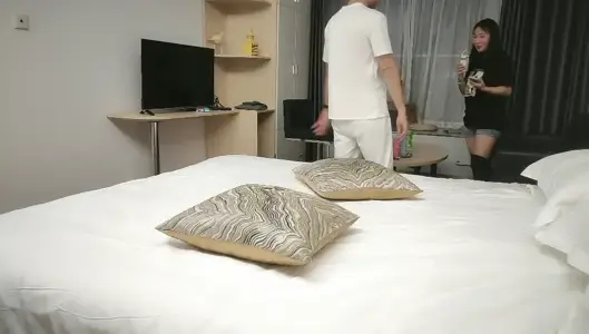 眼鏡哥週末家裡約炮身材豐滿的女同事換上黑絲各種姿勢啪啪