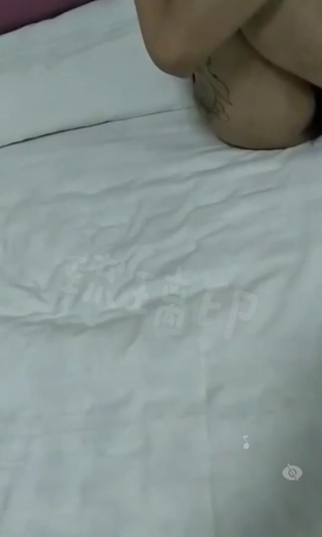 【電擊女騙子】瀋陽“電棍門”！社會男手機被女騙子賣了300，電棍報復！對話精彩搞笑高能！!mp4