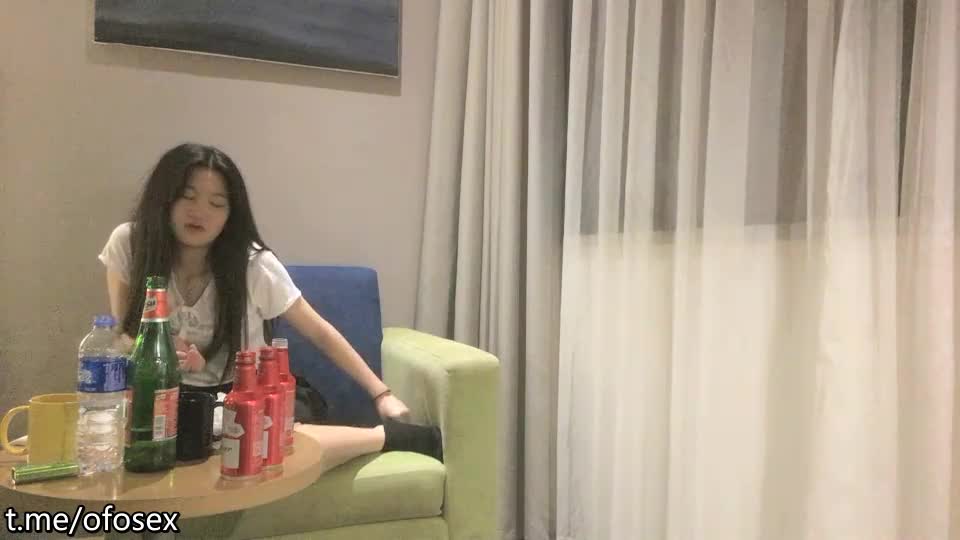 【#666綠帽白嫖】良家妹子密碼房，總是能約到妹紙，甜美短裙小姐姐，玩玩遊戲喝酒，脫下內衣揉奶猛操