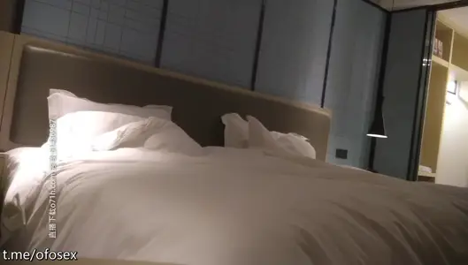 【凱迪拉克探花】，外圍女神場，最經典的沙發摳逼鏡頭，兩炮下來美女好累