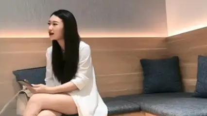 【探花精選】漂亮大奶美女,被扛著大腿操的呻吟不停,爽的嘴都彎了