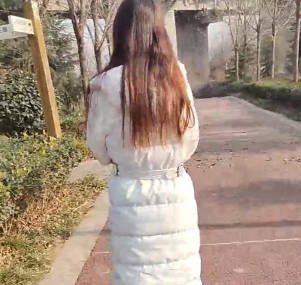 偷約嫂子去公園