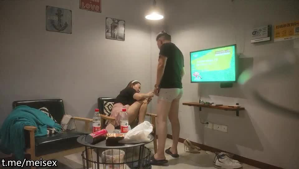 【#大表哥茶花】  約操人妻騷熟女，騷的很要摸屌，摸穴受不了求進來，懟著騷逼就是操