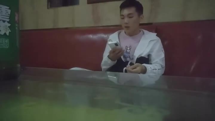 【零零後殺手】歌廳探花，花臂紋身騷御姐，唱唱歌騎在身上各種摸，抬起雙腿沙發上爆操