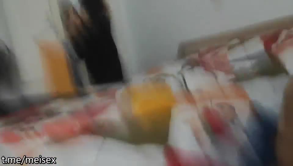 漂亮少婦，正是騷勁無處發洩的時候，躺平挑逗，大哥在暴力抽插一次