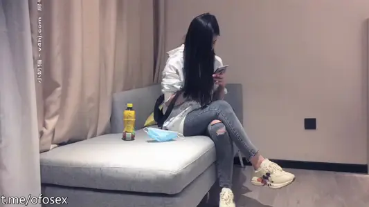 牛仔褲妹子在沙發啪啪，蹲著口交上位騎坐後入抽插猛操呻吟