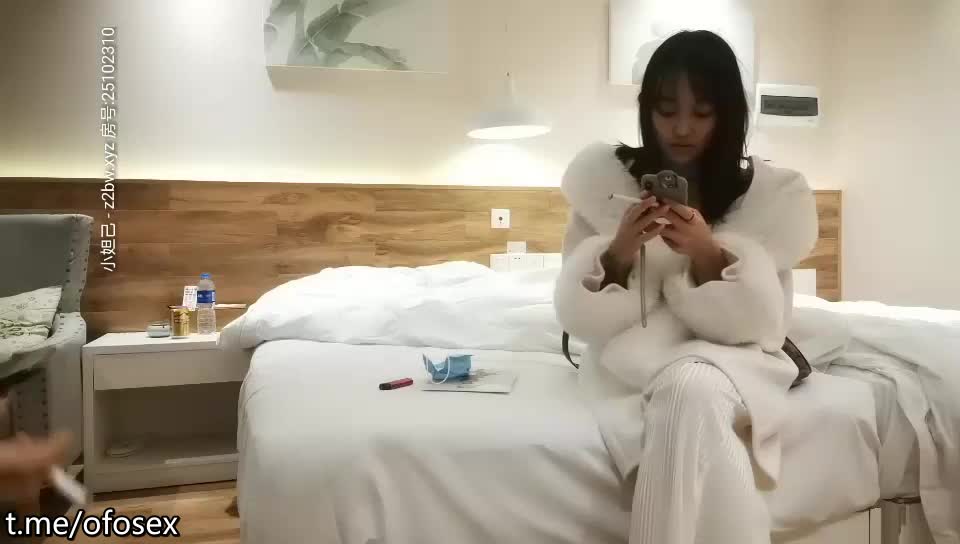 白色外套花臂妹子，口交舔弄騎乘後入大力抽插猛操