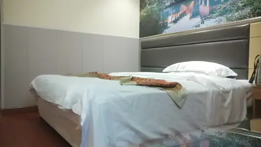 良家少婦 不能進好痛 出血了 我從來沒有插過屁股 聊聊天談談感情吃飽喝足被強行輸出 還爆菊花 內射