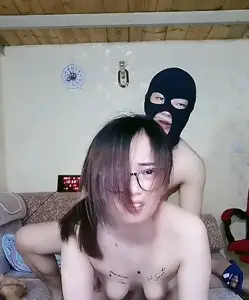 KU四人亂大亂鬥下篇兩男兩女激情開草口交大雞巴讓小哥大雞巴無套抽插直接射進騷逼裡給狼友看中出還拿道具抽插2