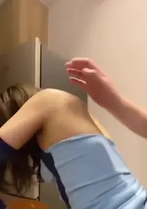 猥瑣攝影師潛規則身材火爆的大長腿美女模特 各種姿勢爆操她的大肥穴 完美露臉