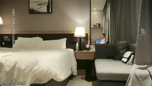 難得遇見一個極品黑絲長腿小賤貨，小哥使出吃奶的力氣狠狠地操她，自己也累出滿身汗