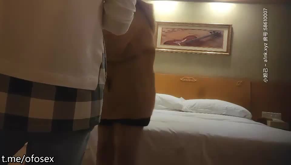 約了個肉肉身材黃色大衣妹子啪啪，口交摸逼上位騎坐後入大力抽插猛操