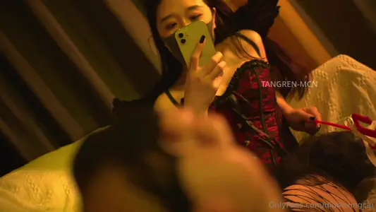 萬聖節寵粉特輯 寶寶們 萬聖節快樂 角色扮演邪惡的菜菜小惡魔挺刺激的，有點S屬性，全身塗滿油誘惑你們，接著淫語命令：用你們的大雞巴取代肛塞