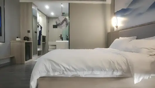 【小馬尋花】3500網約極品外圍女神清純臉龐大長腿翹臀美乳
