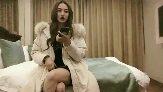 上海大圈御姐媚態撩人！扭腰擺臀展風情，極品翹臀長腿任你褻玩