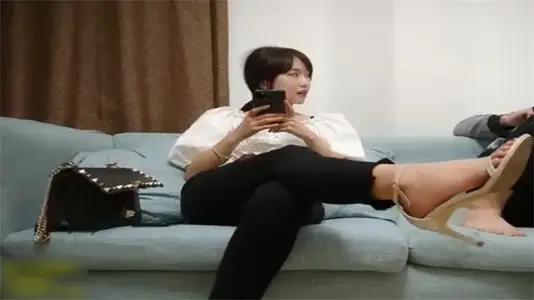 對這個貼身白衣的豐滿美女無法抵擋肉體豐腴迷人前凸後翹跪爬