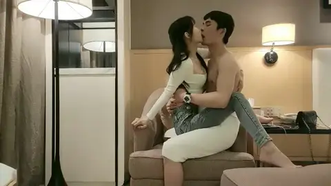 十九歲清純嫩妹互摸調情，蹲姿口交後騎坐上位狂搖，被猛操到浪叫爸爸音畫不同步！