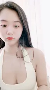 清秀新人妹小背心丁字褲致命誘惑！撩衣揉奶扭腰浪叫，掰開多毛嫩穴拍打特寫，緊緻小逼任君品嚐！