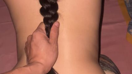 【真實亂倫】趁老婆睡著跑到女兒房間用雞巴弄醒女兒，沒忍住內射裡面了