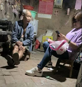 騷逼少婦農村勾搭一個人在家的老大爺給大爺口交大雞巴還挺硬