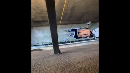 【網曝吃瓜】小情侶的小春天來了，光天化日之下 在小巷子裡就幹起來了 視頻被偷錄流出