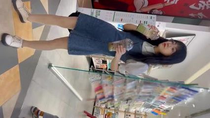 商場中的裙底風光抄底，極品靚女逛街穿著白絲肉色絲襪，半透的樣子真引人遐想