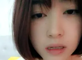 長相清純漂亮的鄰家小妹模樣的可愛妹子一件件脫掉情趣內衣自摸小穴還是很粉的.