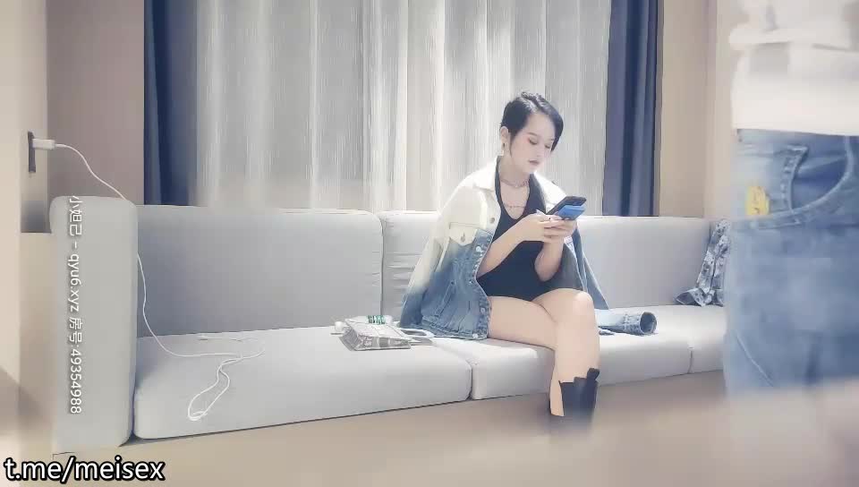 小天客串披个外套酷酷短发妹子，蹲着舔屌在沙发上开操，坐上来插入上下套弄，高难度姿势抱起来操