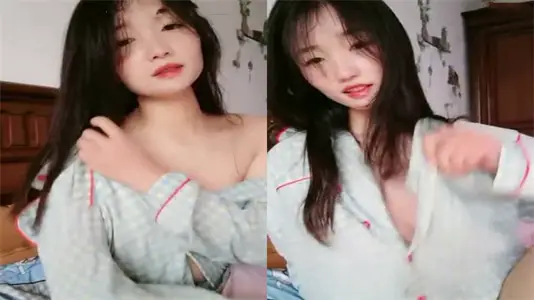 白皙苗条辣妹淫声浪语撩骚互动，骑乘假屌自慰高潮迭起