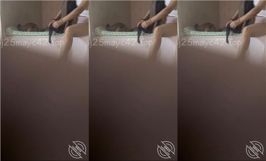 老妈买新衣回来试穿给我看，穿着丝袜被我操到高潮