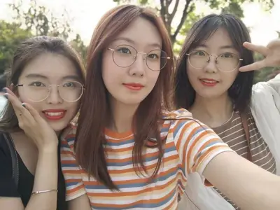 瓜友們極度熱愛的反差女大學生，清純可愛的外表下被男友曝光宿舍自慰和性愛啪啪視頻