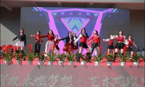 福州第十八中學的【南笙】跟網友裸聊視頻被外洩，這年齡有這巨乳也太逆天了