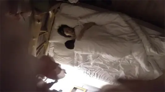 酒店偷拍流出！清純學妹開房被男友巨根瘋狂抽插，高清盜攝全記錄