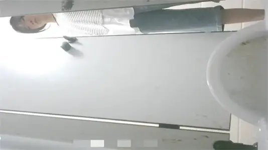 廁所偷拍新流出全景第三彈，偷窺視角刺激無限！