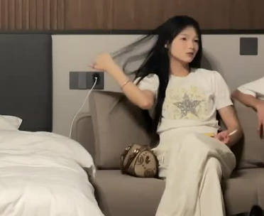 杏吧原創.約了一個18歲只有88斤的大花腿妹妹-歐陽克