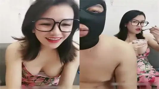 黑框眼鏡風騷御姐在家勾引大哥，激烈抽插浪叫不斷！