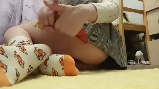 JK少女在家無聊 給香蕉帶套插無毛騷穴